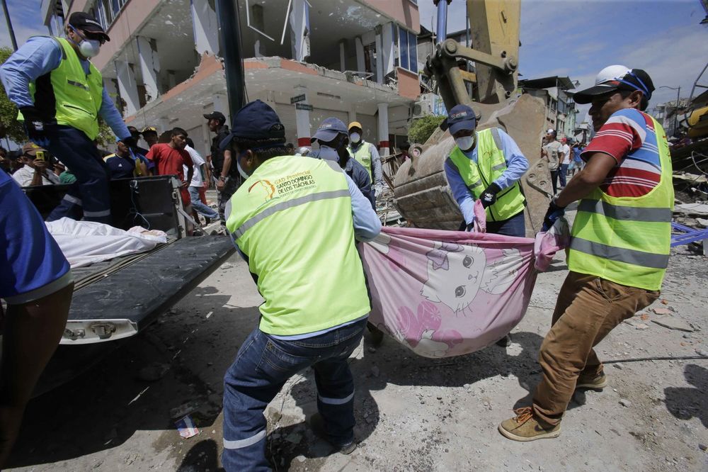 (VIDEO) ČITAVI GRADOVI SRAVNJENI SA ZEMLJOM: 272 poginula u zemljotresu, biće ih mnogo više!