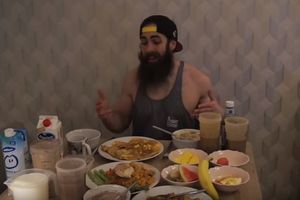 (VIDEO) JEDE KAO MEĆAVA: Adam je pojeo 10.000 kalorija za jedan obrok!