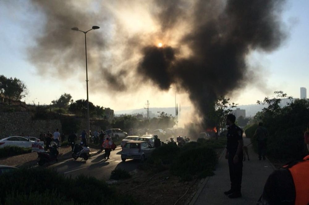EKSPLOZIJA U JERUSALIMU: Izgoreo autobus, najmanje 20 ljudi povređeno