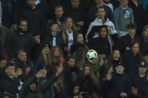 (VIDEO) KLASIČAN NOKAUT: Pogledajte kako je fudbaler u Danskoj pogodio navijačicu u glavu