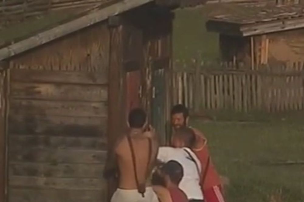 (VIDEO) PRAVE JOJ PAKAO OD ŽIVOTA: Farmeri zaključali Dušicu u poljski WC