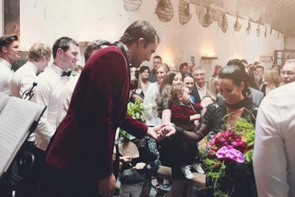 Mlada prekršila tradiciju: Na svom venčanju radila nešto nezamislivo! (FOTO, VIDEO)