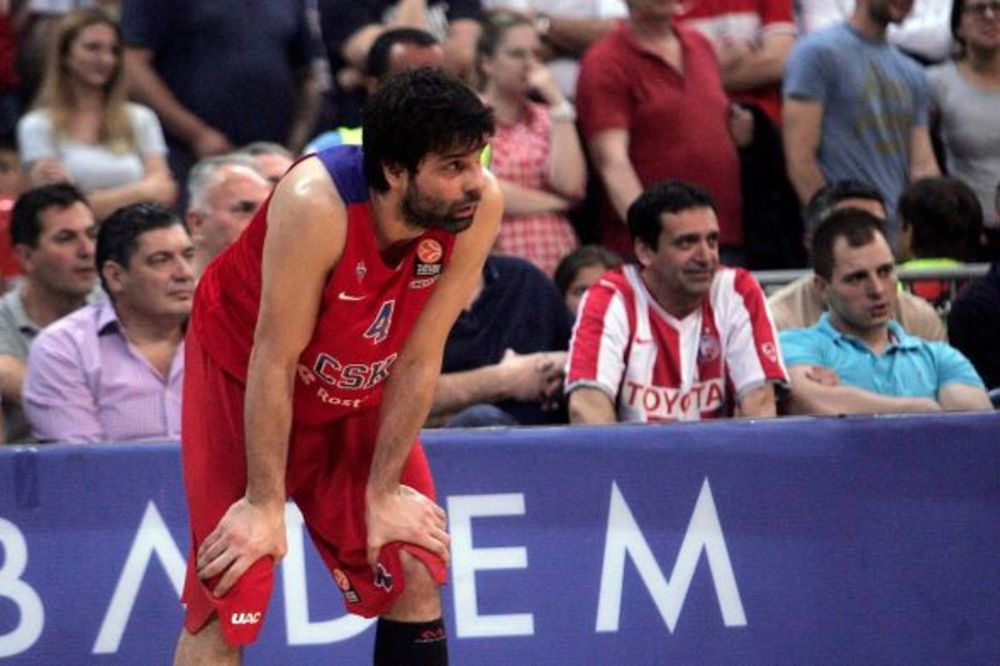 (VIDEO) SKANDAL U ARENI: Teodosić pogođen flašom u glavu, pa krenuo na navijača Zvezde