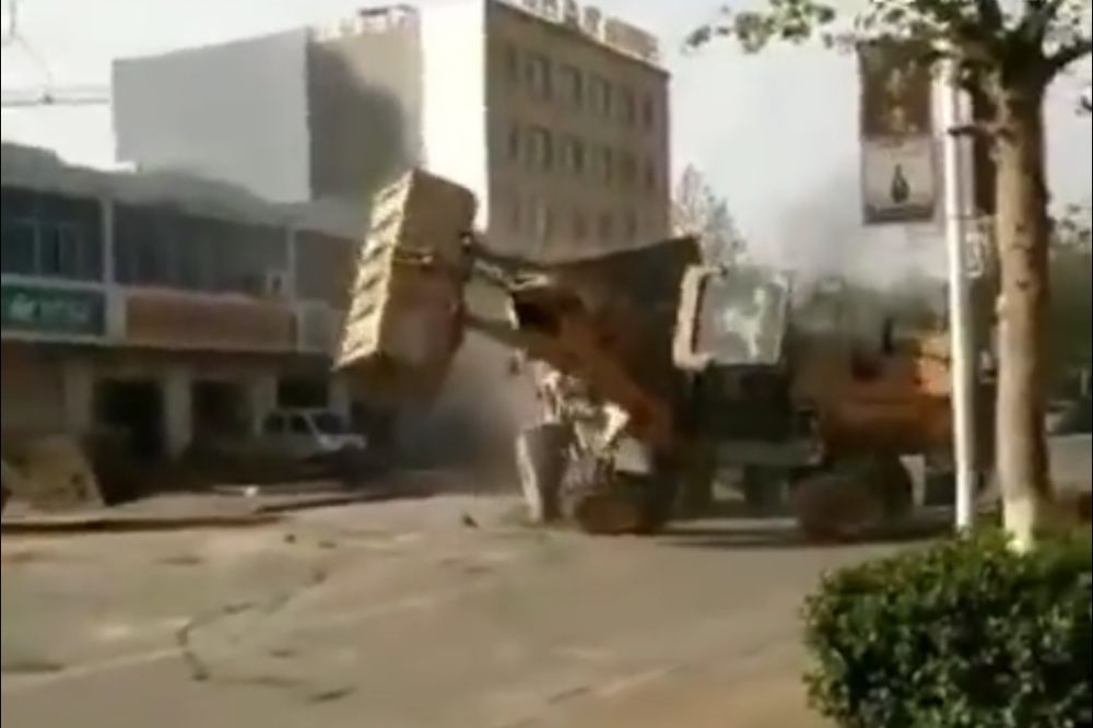 (VIDEO) TUČA BULDOŽERIMA: Radnici se sukobili bagerima zbog građevinskog ugovora