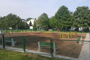 SAM IH JE BOG POGLEDAO Ograda dečjeg igrališta u Leskovcu sručila se na 3 devojčice, jedna povređena