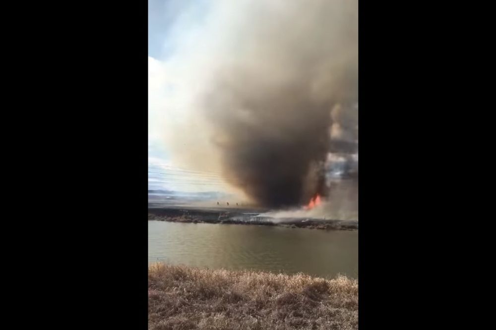 (VIDEO) VATRENI TORNADO U KANADI RASTERAO I VATROGASCE: 80.000 kvadratnih metara izgorelo
