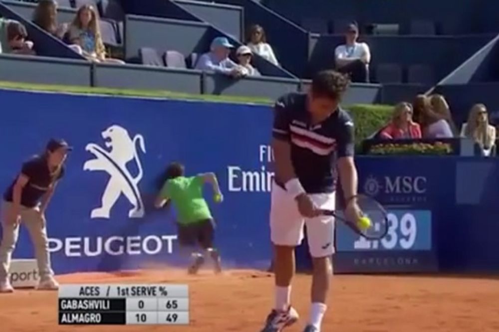 (VIDEO) ZABOLEĆE I VAS: Pogledajte ovaj udarac glavom u zid usred teniskog meča