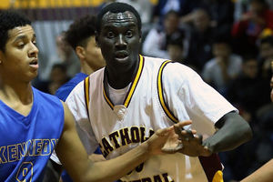 (VIDEO) NEVIĐENI PREVARANT: Sudanac od 30 godina igrao košarku za srednju školu u Kanadi!