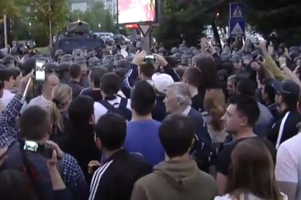 DEVETI DAN PROTESTA U MAKEDONIJI: Istovremeno demonstrirali opozicija i pristalice vlasti!