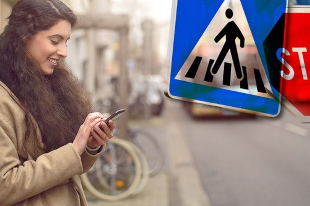PEŠACI ŽRTVE SOPSTVENE NEPAŽNJE: Zabraniće korišćenje mobilnih na pešačkim prelazima!?