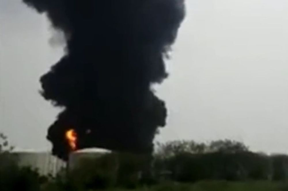 (VIDEO) STUB CRNOG DIMA VIJE SE U NEBO: Velika eksplozija u skladištu hemikalija i goriva