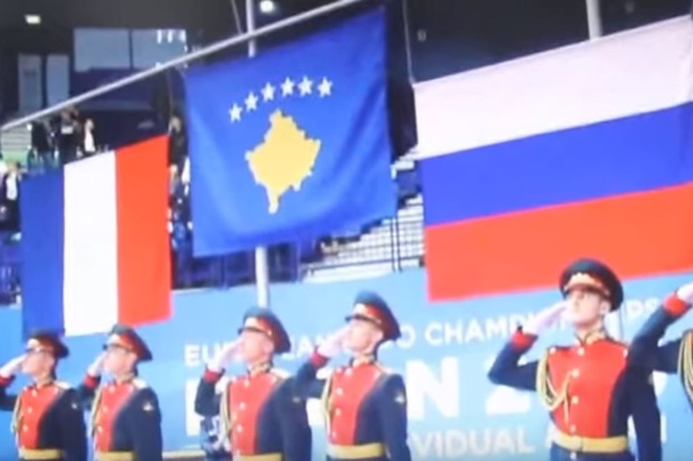 (VIDEO) BRAĆA RUSI ZABILI NAM NOŽ U LEĐA: Vojnici salutirali zastavi Tačijevog Kosova