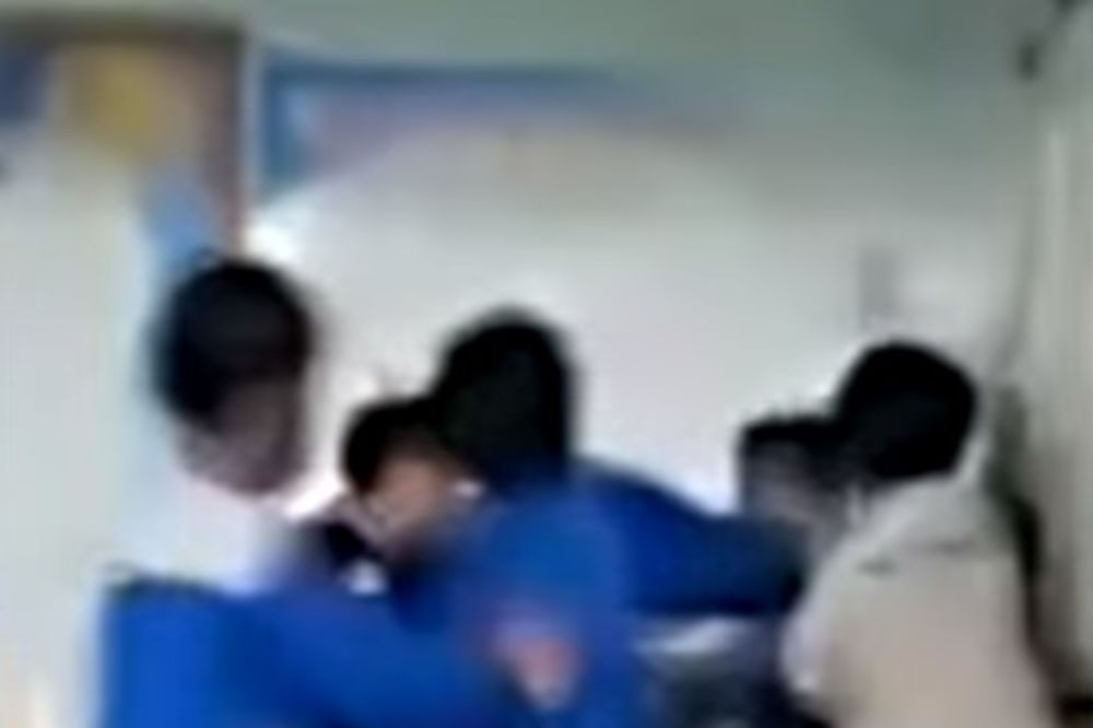 (VIDEO) ŠKOLSKA BANDA: Kineski đaci saterali nastavnika u ćošak i počeli da ga biju