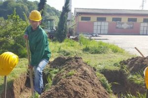 STRAVA I UŽAS U TUZLI: Radnici iskopali sebi grobove u krugu fabrike!