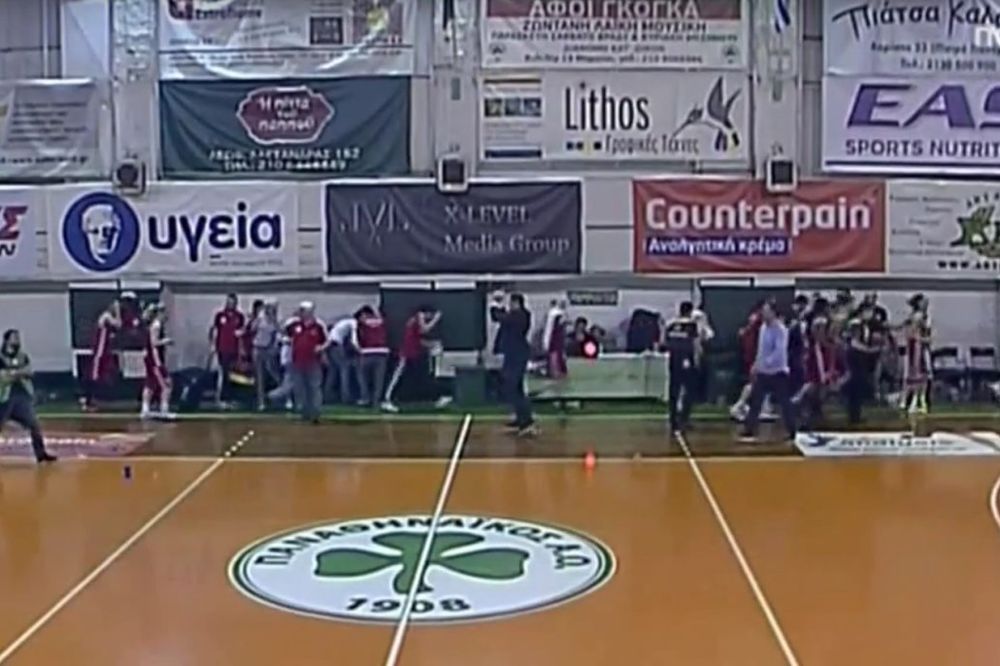 LUDILO: Navijači Panatinaikosa izazvali haos na ženskoj košarci, titula za Olimpijakos