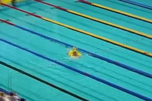 (VIDEO) UPAD NA BAZEN: Plivači su se pripremali za trku, a onda ih je prekinula patkica