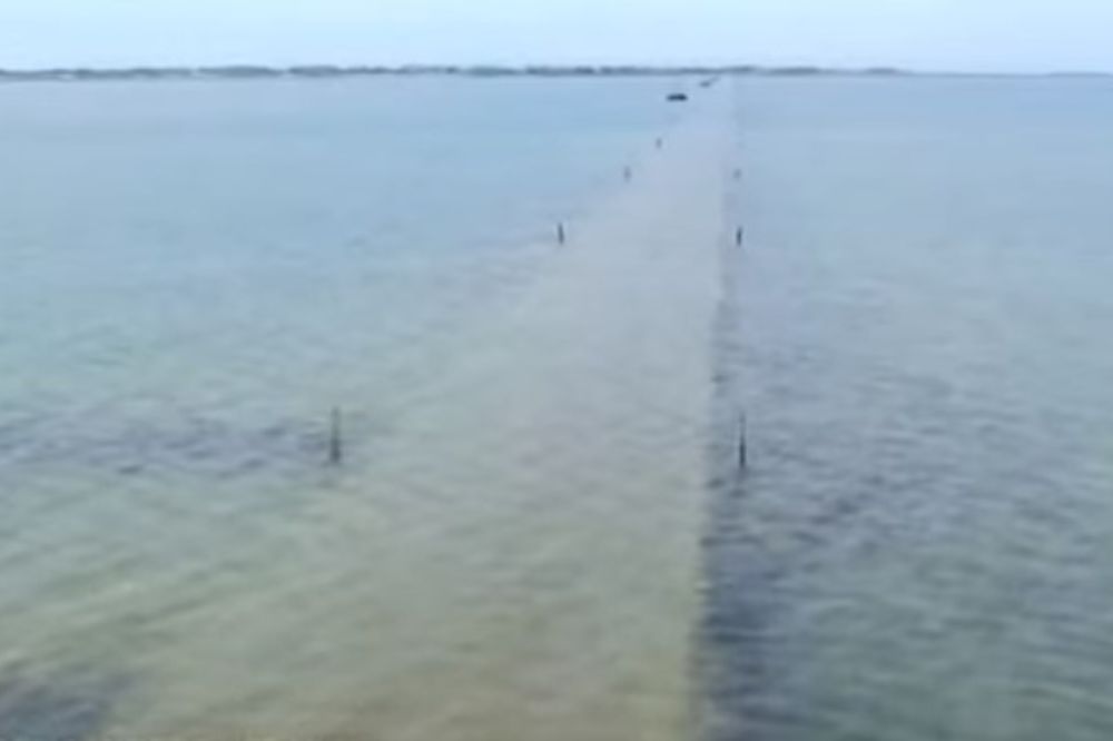 (VIDEO) PRIRODNA KLOPKA: Okean dva puta dnevno preplavi ovaj prolaz, a putnici ostaju zarobljeni