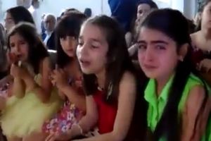 (VIDEO) TO JE VERA Gledajte kako reaguju sirijski hrišćani kad im granatiraju crkvu usred liturgije