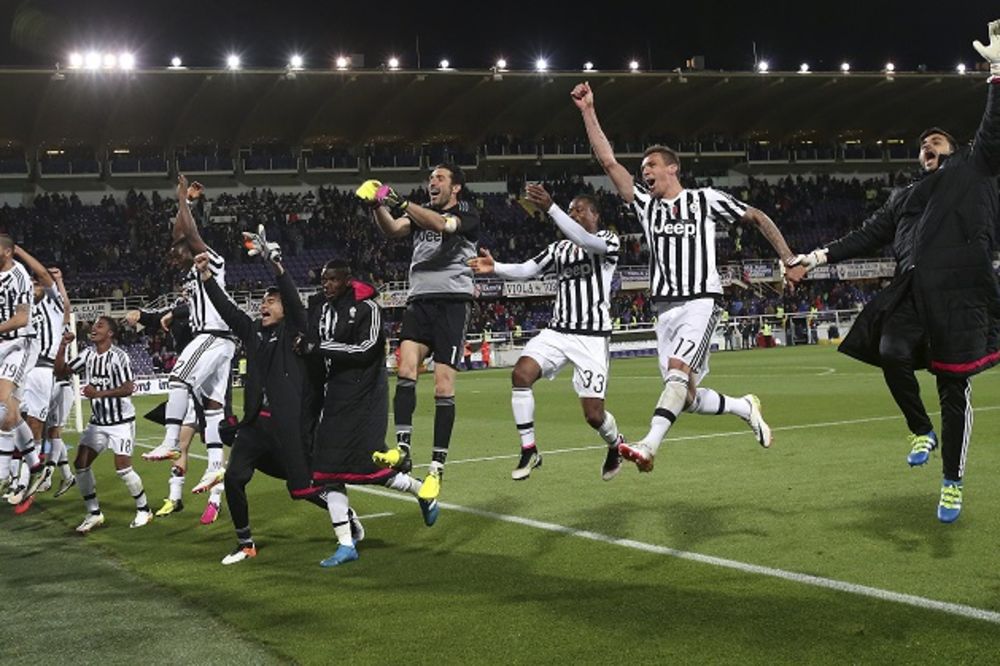 (VIDEO) CRNO-BELA FEŠTA: Evo kakav su haos napravili igrači Juventusa kada su saznali da su šampioni