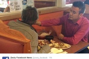 NEVEROVATAN ČIN HUMANOSTI: Konobar u restoranu nahranio mušteriji bez ruku