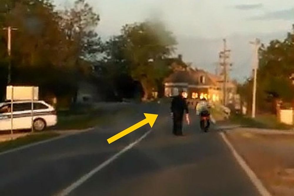 (VIDEO) LUDO I BRZO: Vozio motor bez ruku i pobegao policiji