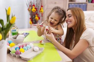 (VIDEO) Deca kao pomoćnici: Neobične ideje za brzo i lepo dekorisanje uskršnjih jaja