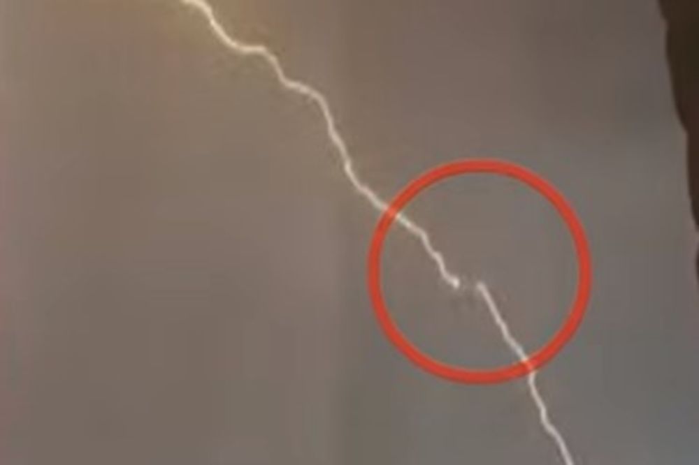 (VIDEO) NAJEŽIĆETE SE OD OVOGA: Čovek snimio munju koja pogađa avion u letu