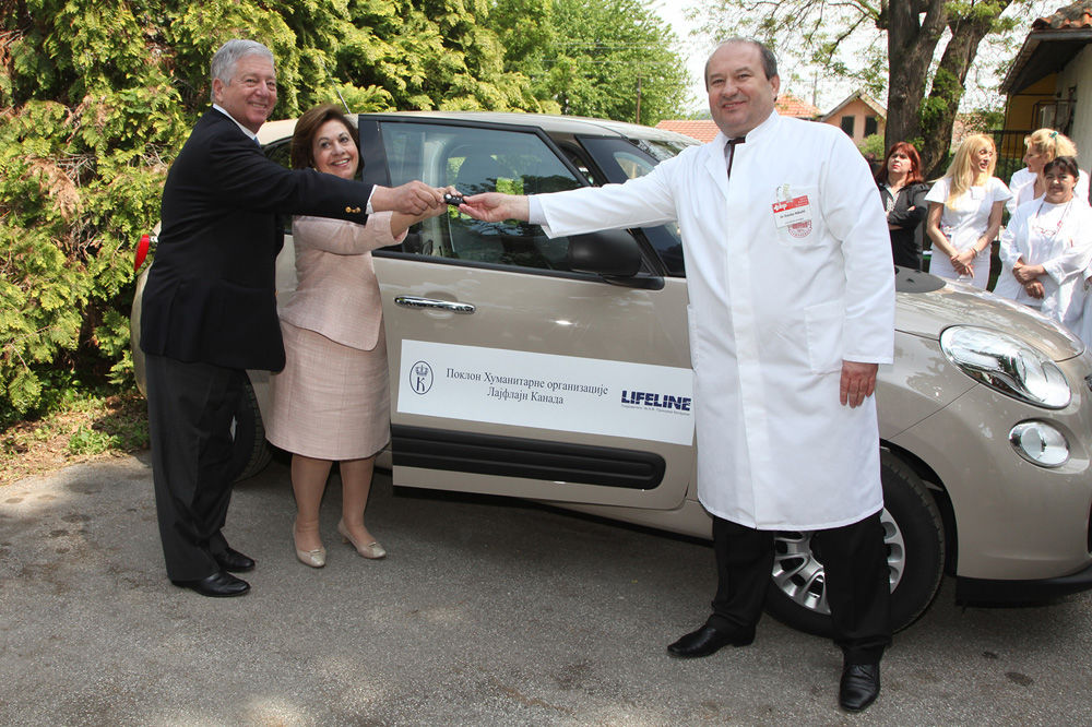 Kraljevski par poklonio putničke automobile zdravstvenim ustanovama u Požarevcu i Kovinu