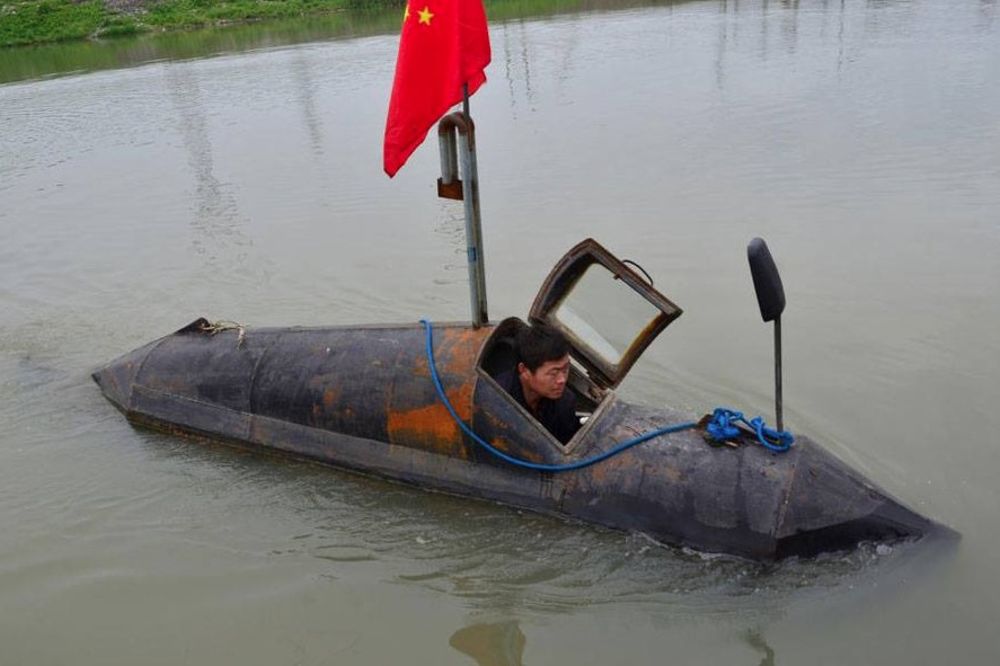 SPREMAN ZA PORINUĆE: Sam napravio podmornicu dugu 6 metara