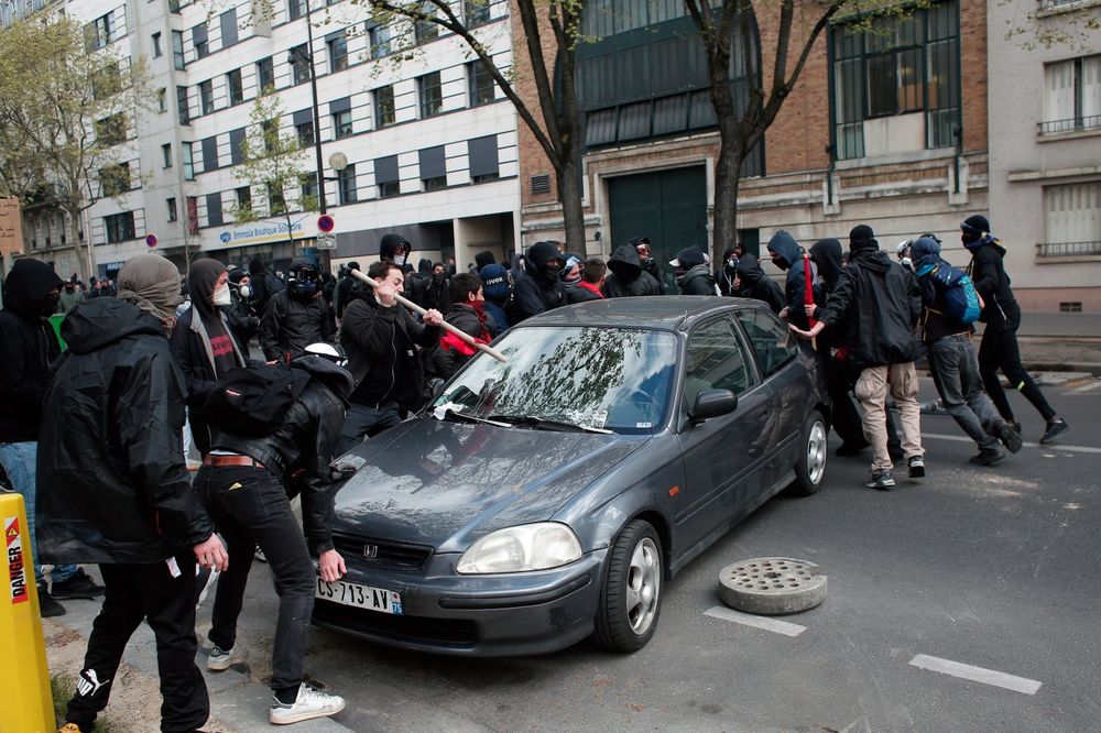 BURNO U PARIZU: Gađali kamenicama policiju, privedeno 27 ljudi