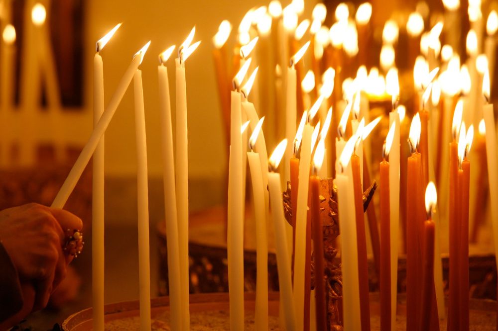 DANAS SU MIHOLJSKE ZADUŠNICE: Zapalite sveću za pokoj duše, ali ovo nemojte raditi na groblju