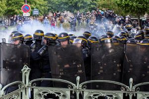 ZAOŠTRAVAJU SE PROTESTI U FRANCUSKOJ: Policija ponovo vodenim topovima na demonstrante