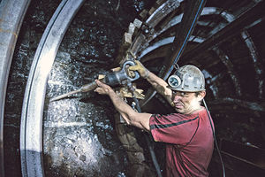 POMOĆ U NEVOLJI:  Rudari Resavice probijaju obrušeni tunel na pruzi Beograd-Bar