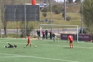 OVO NEMA NI KOD NAS: Padali ko sveće, od rivala napravili Maradonu, samo da prime još jedan gol!