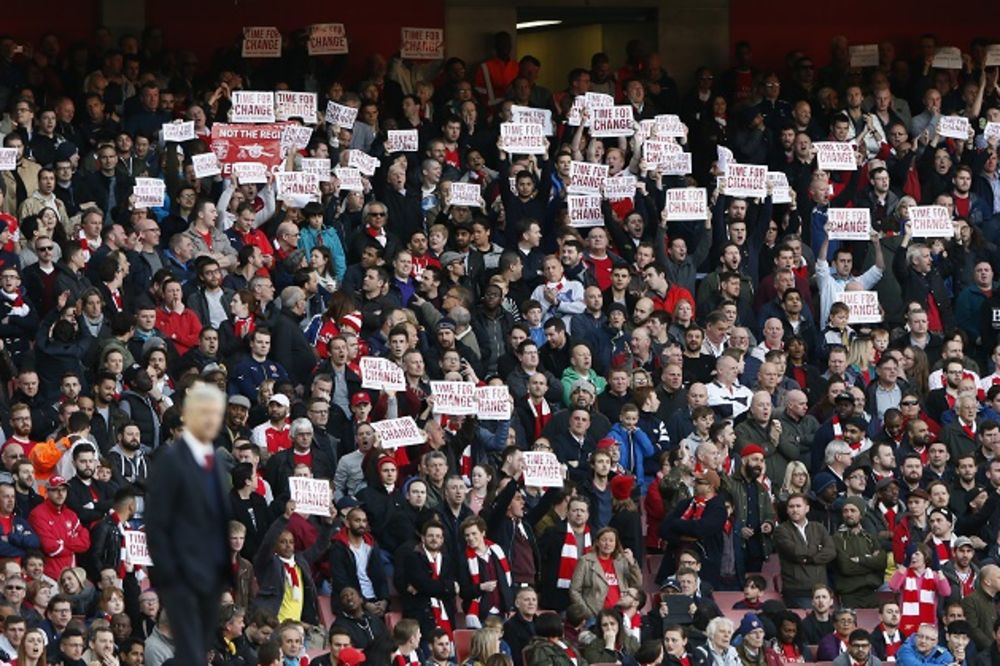 (FOTO, VIDEO) DOTERALO CARA DO DUVARA: Evo kako navijači Arsenala teraju Arsena Vengera