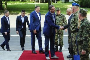 VASKRŠNJI DORUČAK SA VOJNICIMA: Vučić i Dodik obišli operativni sistem odbrane na Banjici