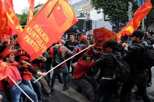 (VIDEO) KRVAVI PRVI MAJ U ISTANBULU: 1 mrtav u surovom obračunu policajaca sa građanima
