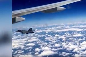 (VIDEO) UZBUNA NAD MAĐARSKOM: Lovci presreli britanski boing 777, putnici premrli od straha!