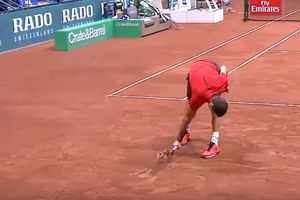 (VIDEO) OVO SE ZOVE TOTALNO LUDILO: Bugarski teniser Dimitrov polomio tri reketa tokom finala