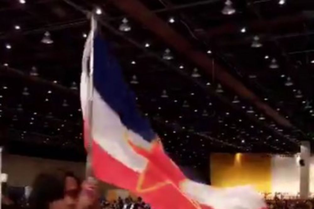 MAHALI PETOKRAKOM ISPRED HILARI KLINTON: Na skupu u Detroitu vijorila se zastava SFRJ!