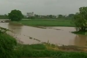 (FOTO, VIDEO) KIŠA UGROZILA ORANICE: Izlila se Ribarska reka kod Kruševca