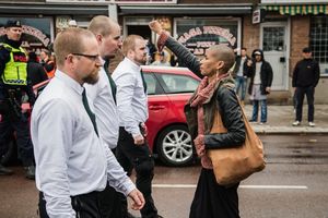 OVA ŽENA JE HEROJ: Krenula sama protiv kolone neonacista u Švedskoj