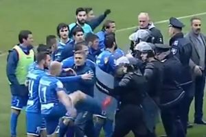 (VIDEO) HAOS U ZENICI: Fudbaleri Želje se tukli sa policijom!