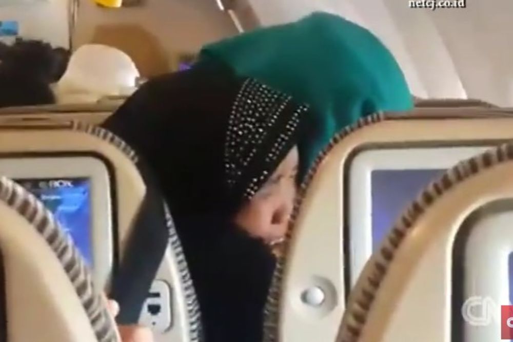 (VIDEO) VRISKA, PLAČ I MOLITVA: Agonija u kojoj je povređen 31 putnik u avionu nad Sumatrom