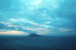 (VIDEO) ZEMLJA OPROSTA I PUT U RAJ: Misteriozno ostrvo sa četvoro živih i 20.000 mrtvih