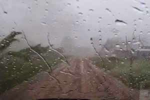 (VIDEO) Seo je u auto, a onda je u sekundi došao tornado i sravnio sve osim njega