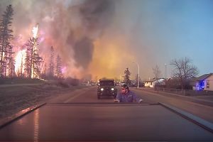 (VIDEO) PUT KROZ PAKAO: Ovako izgleda bekstvo iz grada koji je u potpunosti progutala vatra