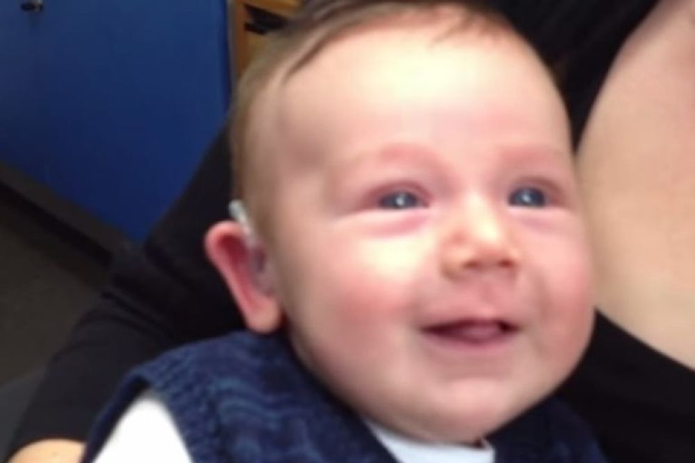 (VIDEO) NEPROCENJIVO: Pogledajte bebinu reakciju kada prvi put čuje majčin glas