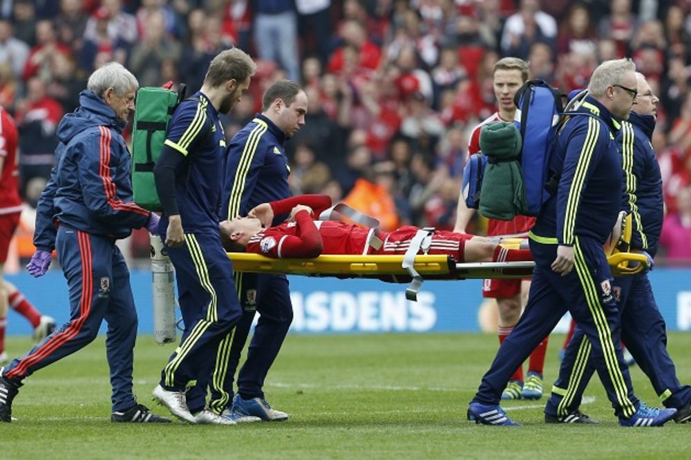 (UZNEMIRUJUĆI SNIMAK) JEZIVA POVREDA: Evo kako je fudbaleru Midlsbroa pocepana i slomljena noga