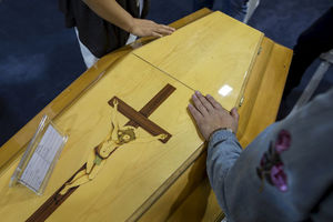 MRTVE DO GROBLJA NOSE NA RUKAMA: U mestu kod Kotora meštani muku muče sa sahranama